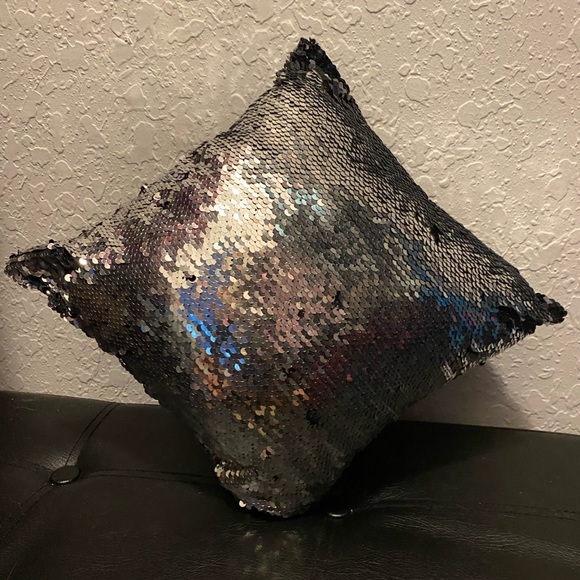 Sliver & black sequence throw pillow - Picture 3 of 4